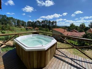 Chalé rústico no bosque jacuzzi lareira e ar