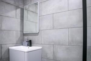 Three Bedroom House by Brookland Stays Serviced Accommodation Short Lets Manchester with Free WiFi