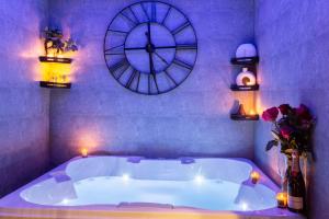 Newly Renovated Studio with Jacuzzi in Sheffield!