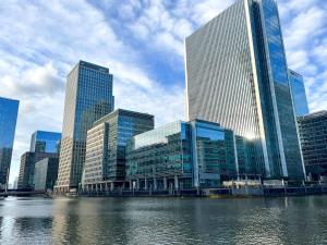 Modern Flat with Scenic Views - Pass the Keys