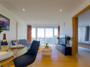 Modern Flat with Scenic Views - Pass the Keys