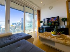 Modern Flat with Scenic Views - Pass the Keys