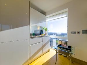 Pass the Keys Modern Flat with Scenic Views