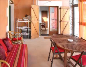 Maisons de vacances Maison charmante avec terrasse et jardin a Noves : photos des chambres