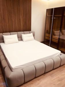 Luxurious Lakeview Flat Gated compound 95