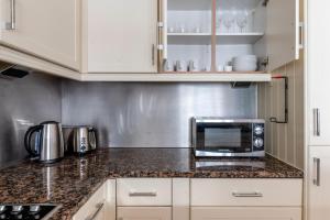 Blueground Canary Wharf nr offices food bars LON-487