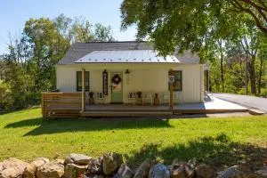 Near Veritas, Afton Mtn, Blue Ridge Tun, Hazy Mtn - Уэйнсборо