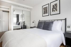 Blueground Nine Elms gym roof nr bars LON-255