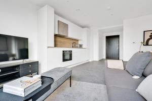 Blueground Bromley by Bow concierge nr shops LON-224