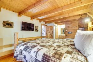 Sevierville Anglers Cabin with Pond Access!