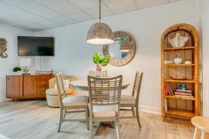 Gulf Breeze Escape with Patio and Community Pool!