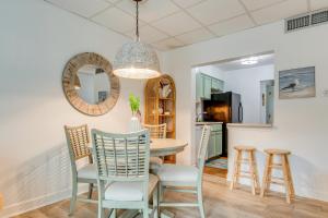 Gulf Breeze Escape with Patio and Community Pool!