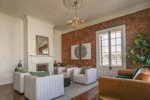 Paradise Loft, 3 Bedroom King Beds, Heart of Downtown, Full Kitchen & Wet Bar, Streaming TV