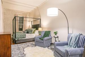 Paradise Loft, 3 Bedroom King Beds, Heart of Downtown, Full Kitchen & Wet Bar, Streaming TV