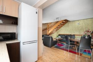 Dom na skarpie - domek z kominkiem