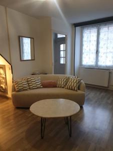 chez Émile côté face maison entière, 3 chambres, 2 salles de bains,jardin et terrasse