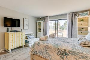 Hilton Head Island Studio with Patio Walk to Beach!