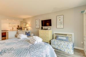 Hilton Head Island Studio with Patio Walk to Beach!