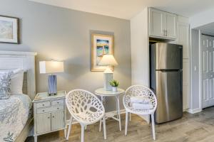 Hilton Head Island Studio with Patio Walk to Beach!