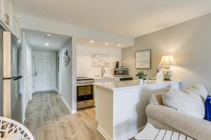 Hilton Head Island Studio with Patio Walk to Beach!