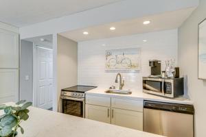 Hilton Head Island Studio with Patio Walk to Beach!