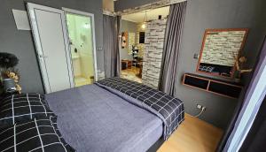 Cosy and Spacious Home Studio 67