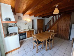 Maisons de vacances Gite familial avec terrasse et espace enfants a Faymont - FR-1-583-370 : photos des chambres