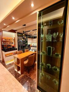 Luxury Renovated 3 bedroom Apt