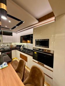 Luxury Renovated 3 bedroom Apt