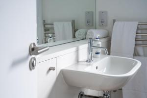 Swift Host - Sleeps 4 - Apartment - Great Location - Parking