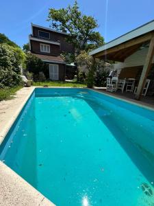 Casa de 8 ambientes con pileta y parrilla