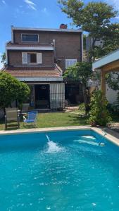 Casa de 8 ambientes con pileta y parrilla