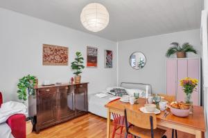 Sunny Views w Balcony, Netflix, 200m tram&bus, Design District