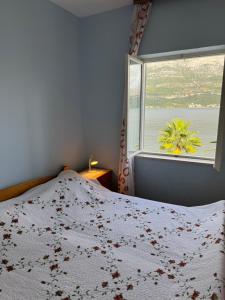 Rezis Central Viewpoint - Steps from the Sea