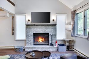 Dreamy Lake House - Fireplace, Firepit & Pet Friendly