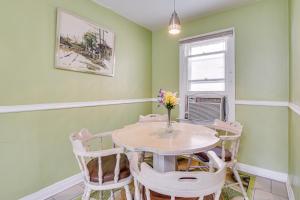 Less Than 2 Mi to UChicago Apt Near Bus Stops!