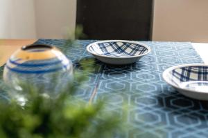 Beautiful 2-Bed, 2 Bathrooms Flat with AC in Zone 1, - Just Minutes Walk to High Street Kensington, Earls Court, Hyde Park