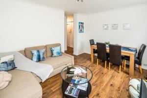 Beautiful 2-Bed, 2 Bathrooms Flat with AC in Zone 1, - Just Minutes Walk to High Street Kensington, Earls Court, Hyde Park