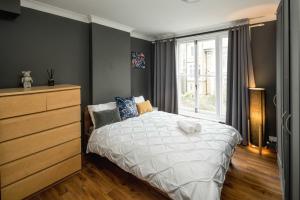 Beautiful 2-Bed, 2 Bathrooms Flat with AC in Zone 1, - Just Minutes Walk to High Street Kensington, Earls Court, Hyde Park
