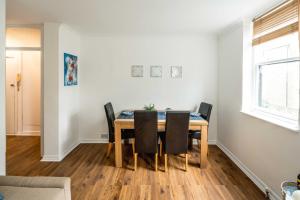 Beautiful 2-Bed, 2 Bathrooms Flat with AC in Zone 1, - Just Minutes Walk to High Street Kensington, Earls Court, Hyde Park