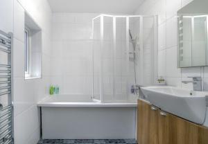 1 Bedroom flat with 3 beds, free street parking