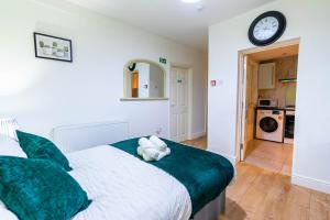 1 Bedroom flat with 3 beds, free street parking