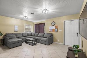 Sleeps 12 - House Guest Apt - Plenty of parking