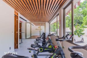 Luminous 2 BR with Roof Pool Close to Hotel Zone by Waves Management