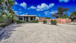 Sleeps 12 - House Guest Apt - Plenty of parking