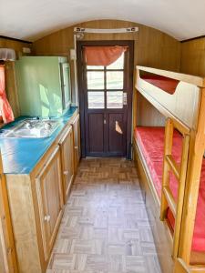 Nuit Magique en Roulotte - Vue Montagnes - Corrèze