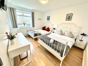 3 Twin Bedrooms 3 bathrooms Entire House Sleeps 10 Driveway Parking near Coventry University and City Center