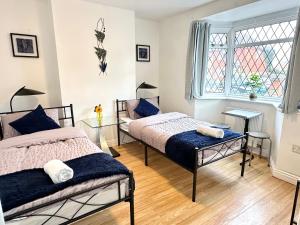 3 Twin Bedrooms 3 bathrooms Entire House Sleeps 10 Driveway Parking near Coventry University and City Center