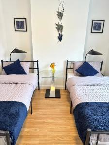 3 Twin Bedrooms 3 bathrooms Entire House Sleeps 10 Driveway Parking near Coventry University and City Center