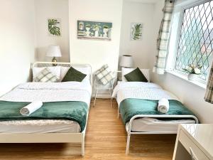 3 Twin Bedrooms 3 bathrooms Entire House Sleeps 10 Driveway Parking near Coventry University and City Center